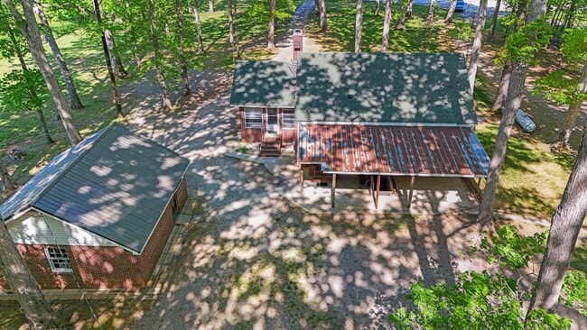 Building Photo - Brick 2-Bedroom Home Close to Farmville an...
