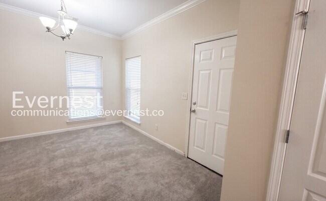 Building Photo - 3 Bed, 2 Bath Home with Garage / Available Now!