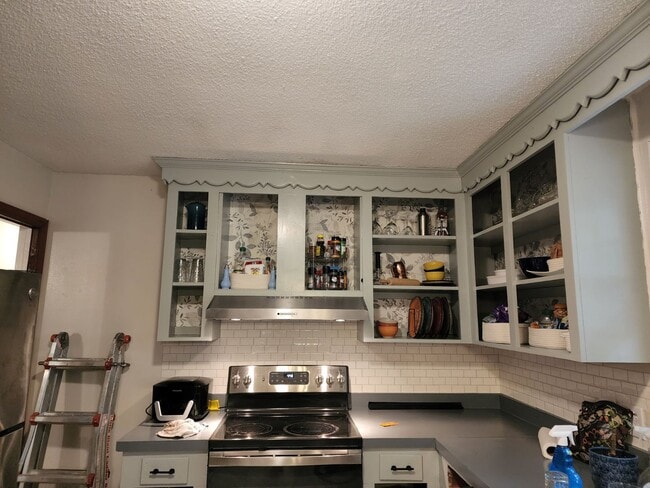 Building Photo - 2100 Twin Lakes Rd