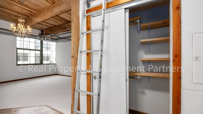 Building Photo - 940 Monroe Ave NW