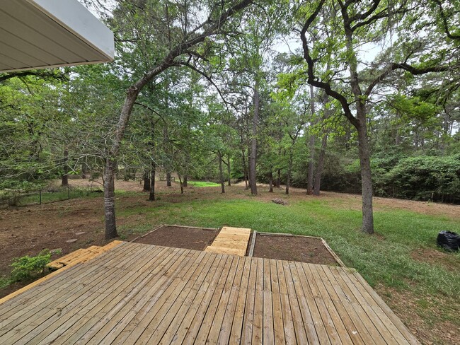 Building Photo - Privacy in the country!
