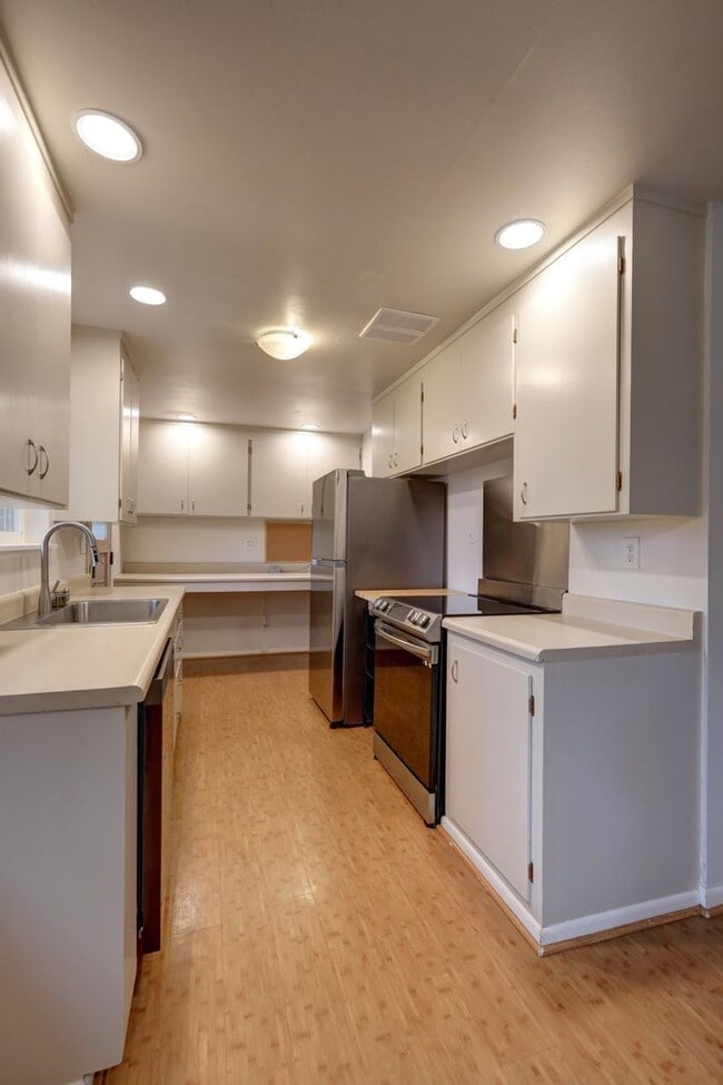 Building Photo - Classic Bellevue 3bd, 1.5ba Rambler Located in Perfect Enatai Location!