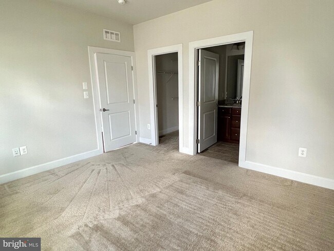 Building Photo - 8227 S Maple Lawn Blvd
