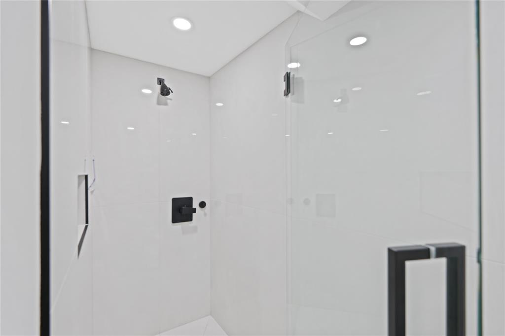 Building Photo - 333 Sunset Dr