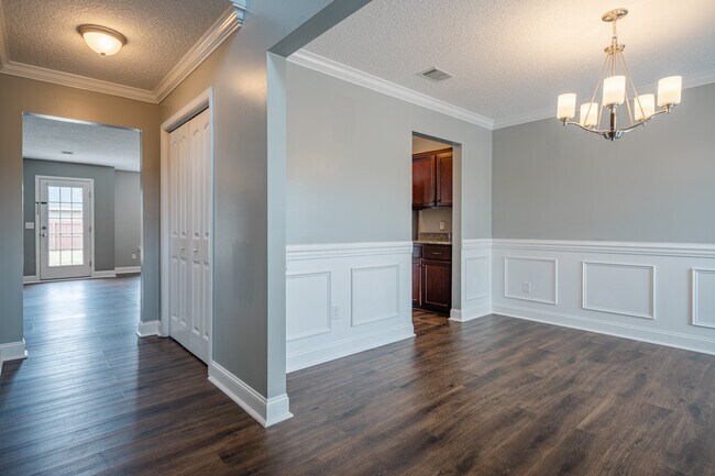 Building Photo - 717 Highgrove Ct