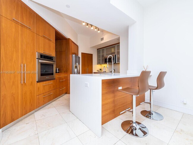 Building Photo - 888 Brickell Key Dr