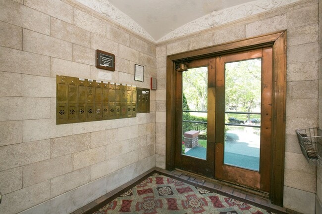 Building Photo - Calhoun Beach Apartments