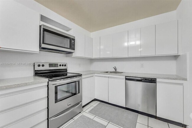 Building Photo - 2500 Parkview Dr