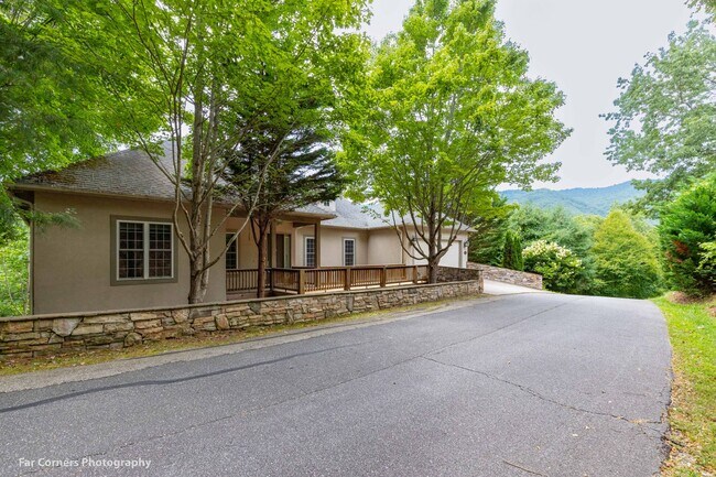 Building Photo - 370 Country Club Dr