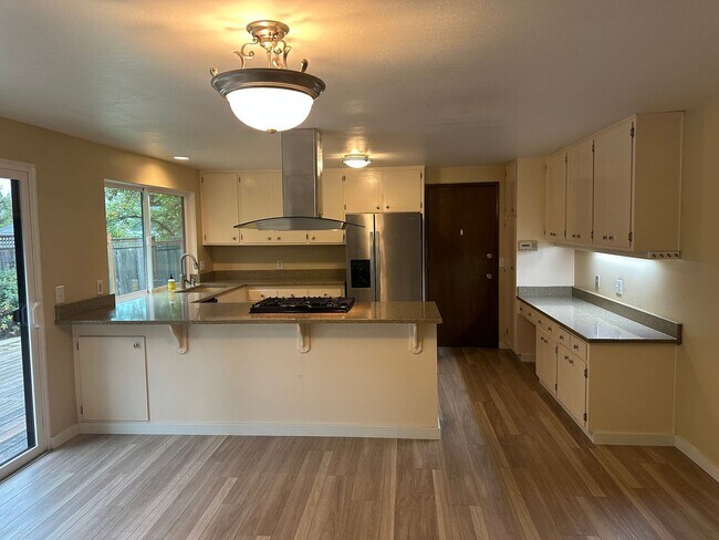 Building Photo - Beautiful custom 3 bedroom 2 bathroom hous...