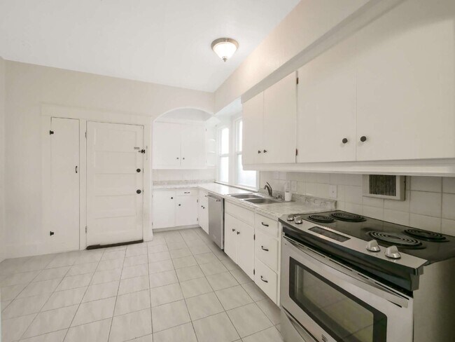 Building Photo - 3 Bed and 1 Bath Beautiful Duplex is Available for Rent!