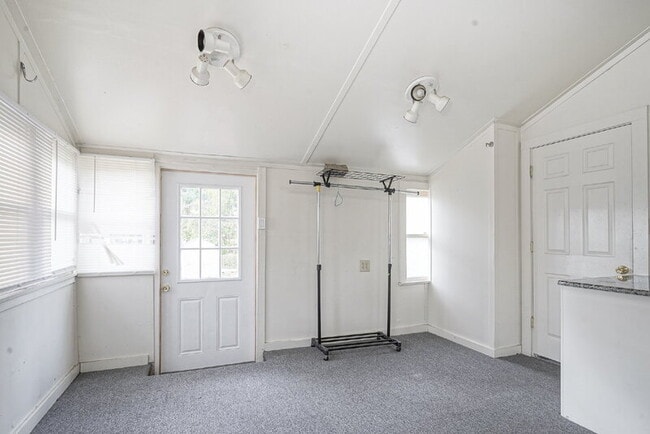 Building Photo - 121 Oak St