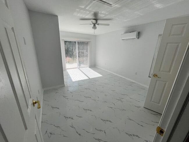 Building Photo - 2025 W Bermuda Rd