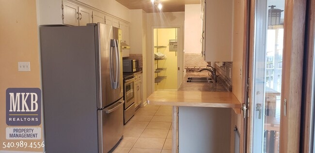 Building Photo - 3123 Glenmont Dr