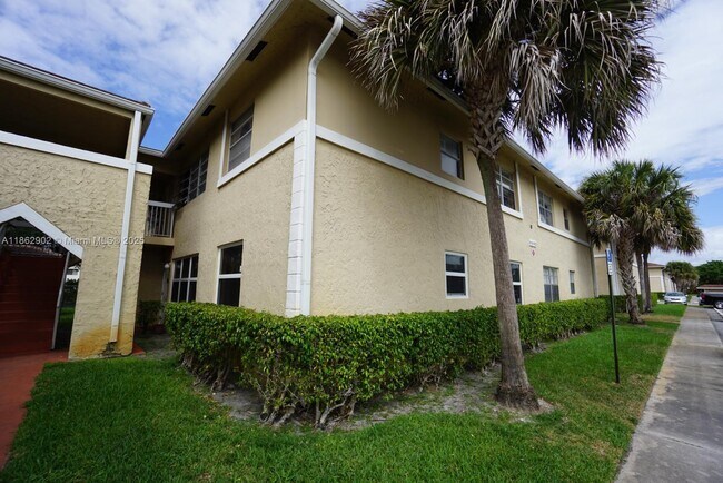 Building Photo - 820 Twin Lakes Dr