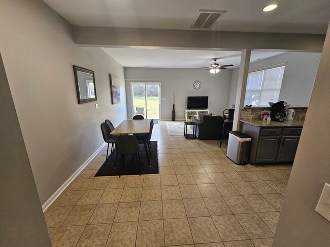 Building Photo - Nice Townhome!
