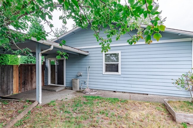 Building Photo - 3 Bed Room 2 Bath No Garage No Carport