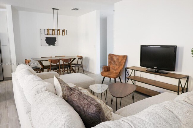 Building Photo - 1221 NW 45th St