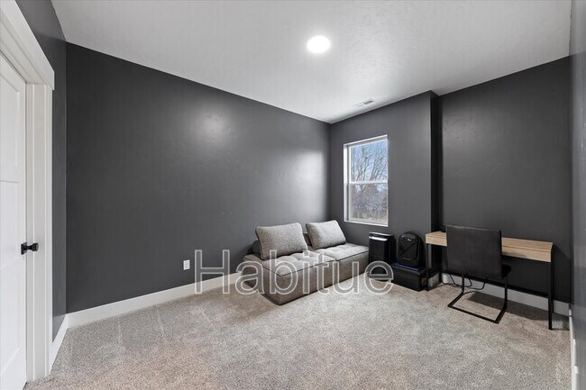 Building Photo - 917 E Bissett St