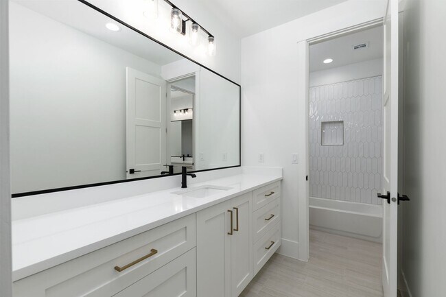 Building Photo - Stunning 5 bed 4 bath with RV Garage