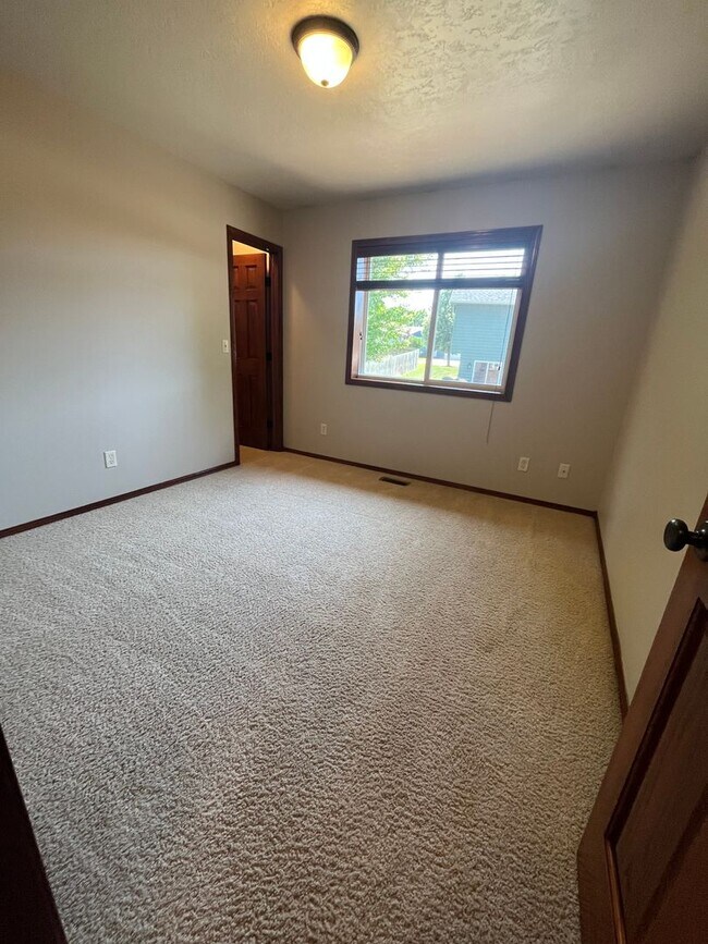 Building Photo - Stunning 4 Bed/2 Bath with 3 Car Garage and Fenced in Yard!