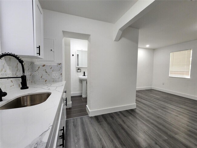 Building Photo - 5934 Buchanan St