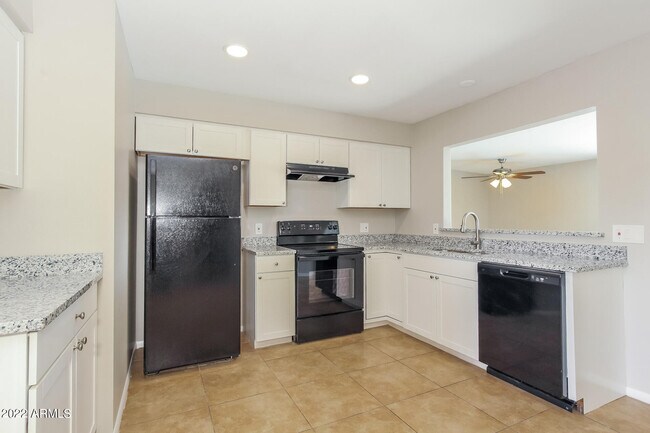 Building Photo - 510 N Tercera Ave