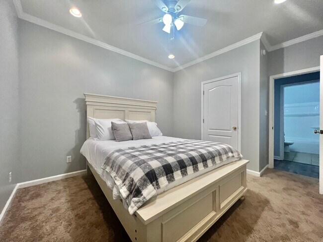 Building Photo - 190 Oak St