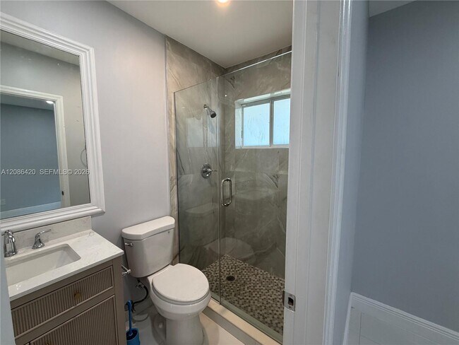 Building Photo - 335 NE 168th St