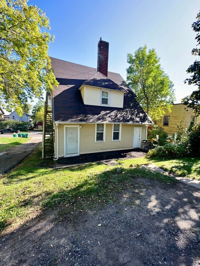 Building Photo - 1317 E 2nd St