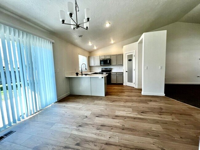 Building Photo - 4BD/3B Nampa Home – Short-Term-6 Month Lease Option!