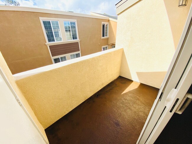 Building Photo - AVAILABLE JUNE 1st! CENTRALLY LOCATED 3BD/...