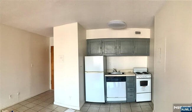 Building Photo - 1590 Anderson Ave