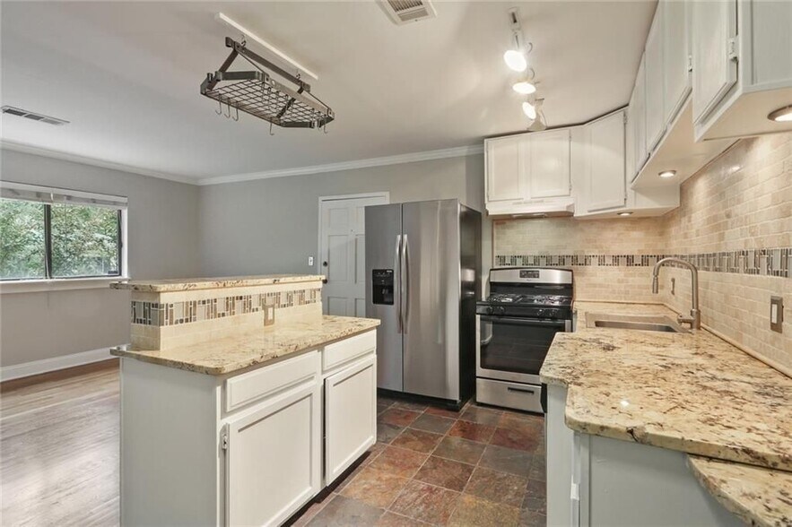 Building Photo - 880 Glendale Terrace NE