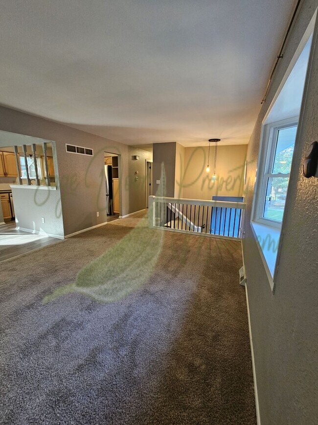 Building Photo - BEAUTIFUL UPDATES!!