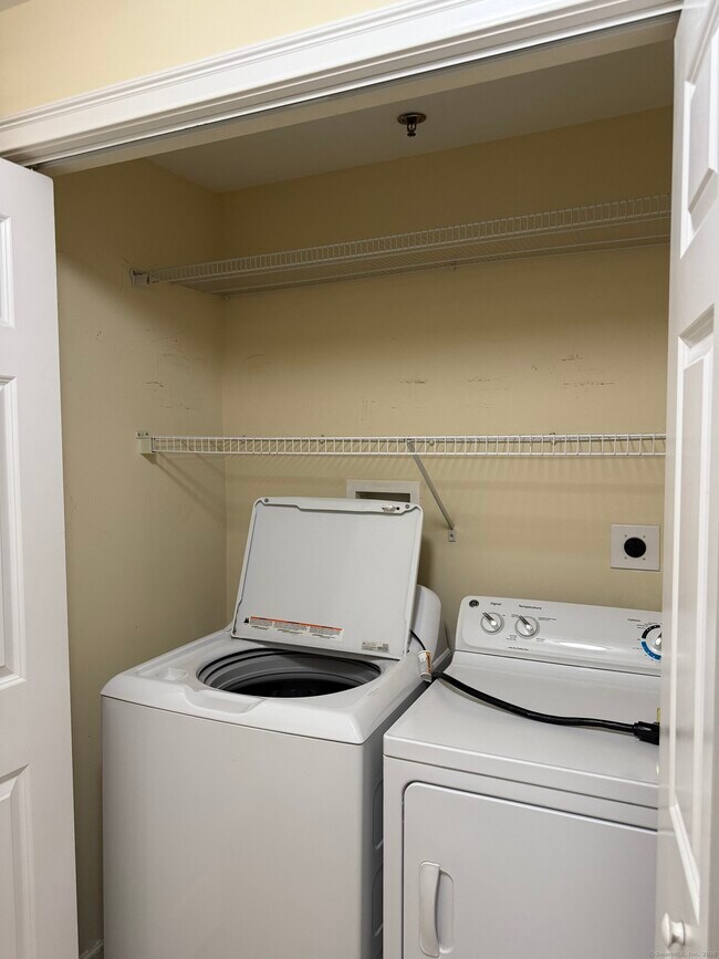 Building Photo - 380 Main St