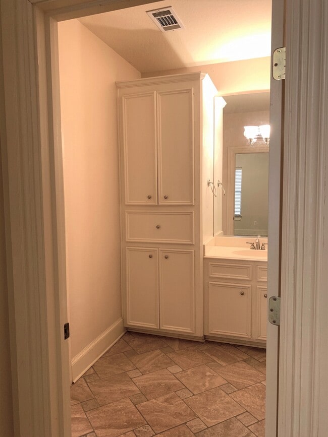 Building Photo - 2210 Bellefontaine