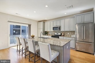 Building Photo - 506 Lakeview Ct