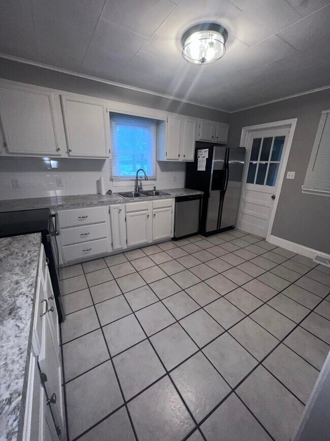 Building Photo - 212 Forestdale Dr