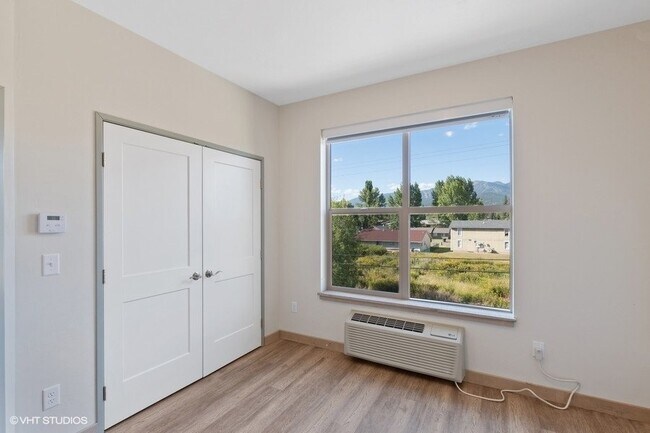 Building Photo - 718 Edgewood Pl