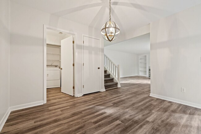 Building Photo - GREAT LOCATION!!! Large 2bedrm - Mins to U...