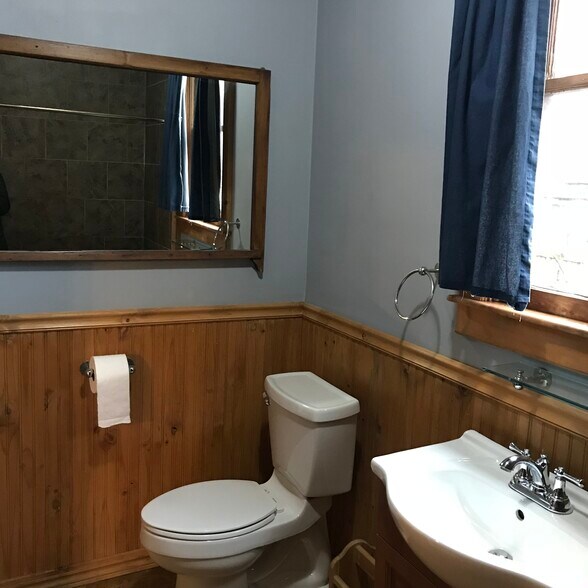 Building Photo - 109 NE Hancock St