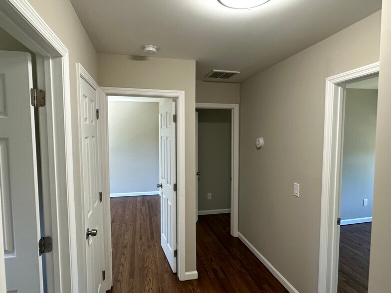 Building Photo - 536 Hampton Ave