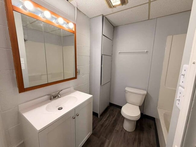 Building Photo - 2254 S Riverside Dr