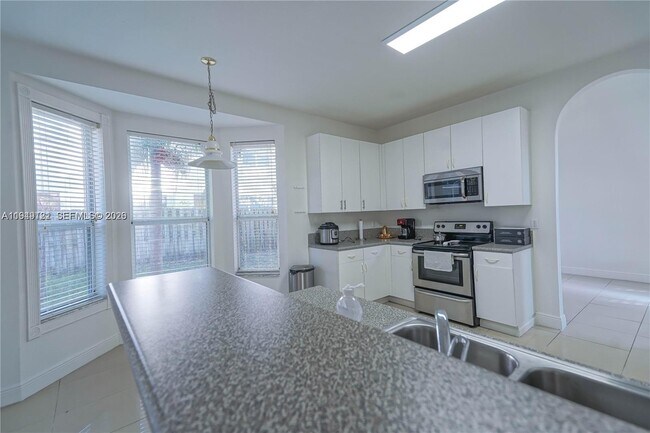 Building Photo - 2227 Portofino Ave