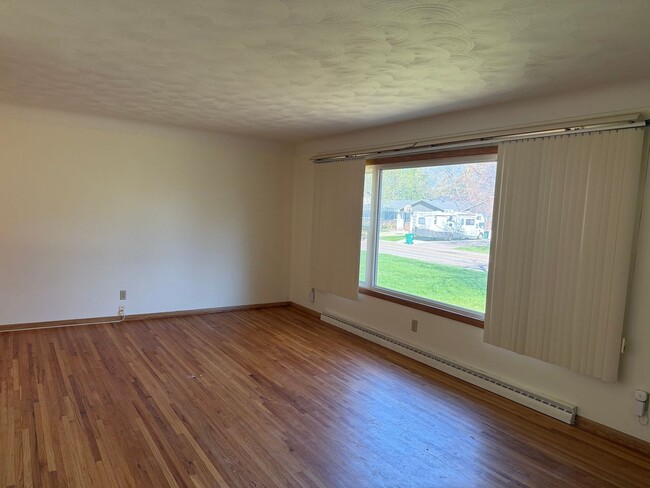 Building Photo - Comfortable, Updated Home in the Heart of Roseville. Avail NOW. *In-Unit Laundry*