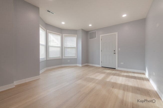 Building Photo - 2821 S Emerald Ave