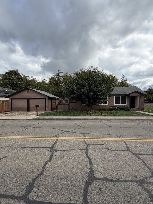 Building Photo - 910 E Tulare Ave