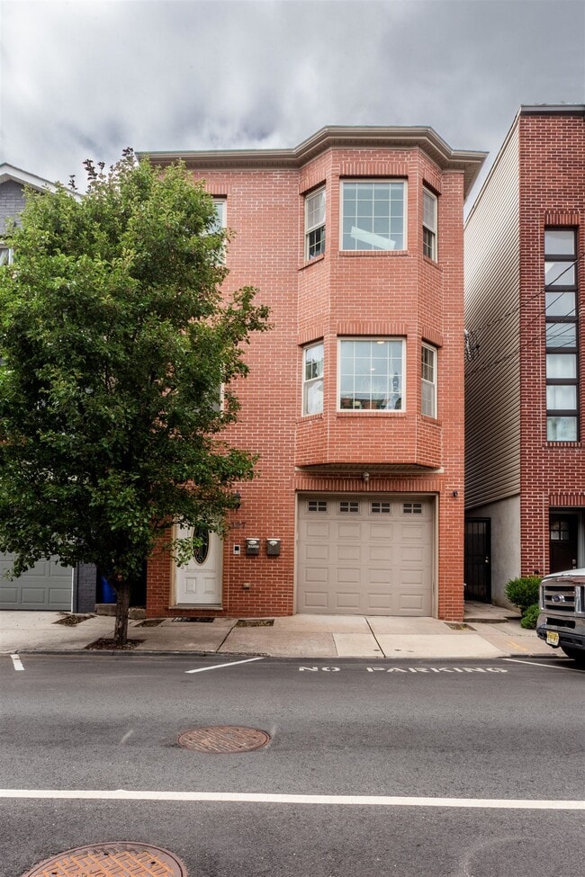 Building Photo - 127 New York Ave