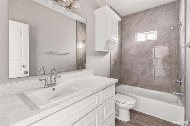 Building Photo - 8 Playa Dr